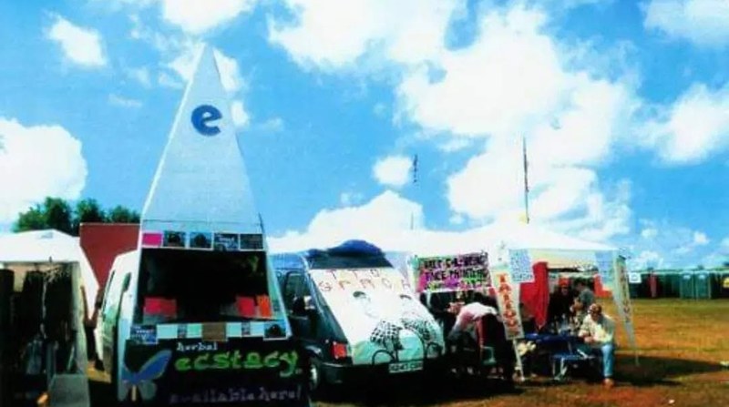 Willy Banjo stall at Knebworth 1996 — white triangle structure with blue E and serving hatch